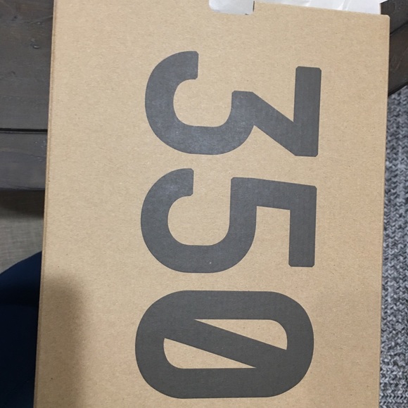 ⭐️⭐️SOLD⭐️⭐️Brand new yeezy boost 350 size 4.0 - Picture 2 of 5